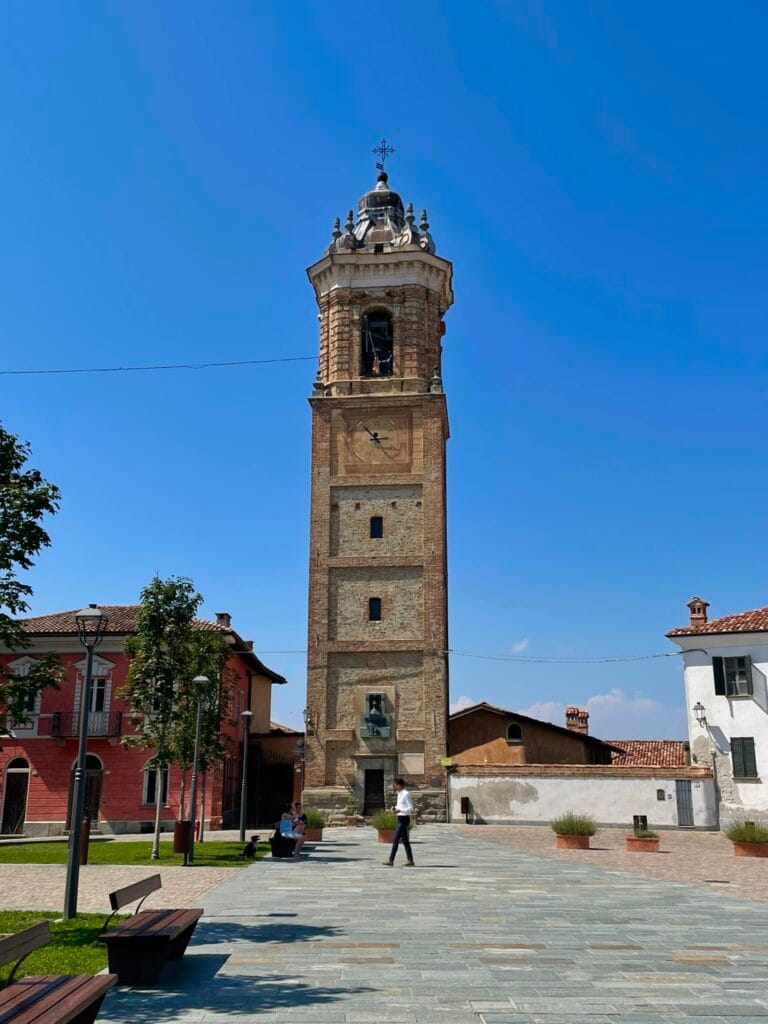 Campanile della terrazza panoramica di La Morra